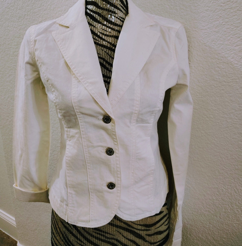 DKNY Jeans Button Down fitting Jacket With a Slit in the back.